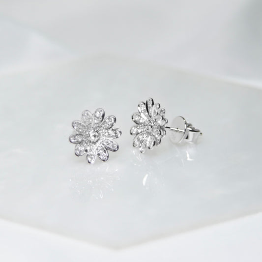 18K白金小菊花設計鑽石耳環