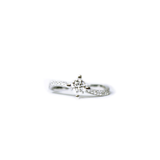 18K白金單顆十字爪鑲扭形鑽石戒指